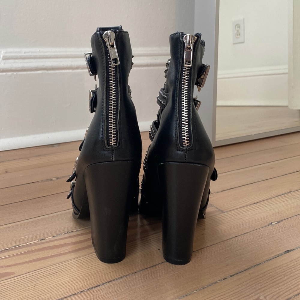 Steve Madden Boots. Worn 2-3x - size 9.5  • I am size 9 normally but sized up.